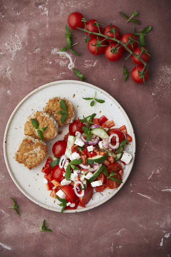 Hakkebof Af Kylling Med Graest Salat